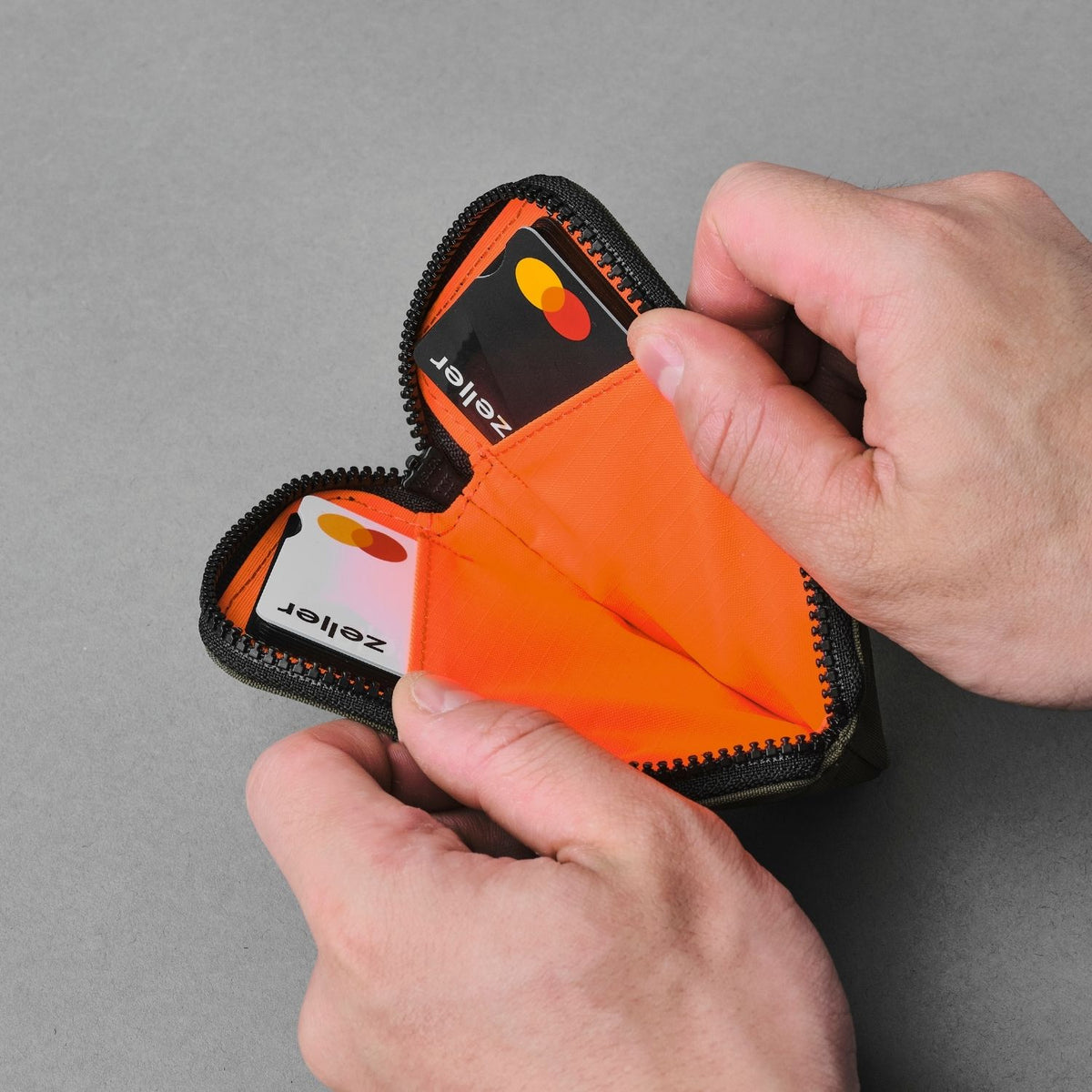 Alpaka Zip Card Pouch Green