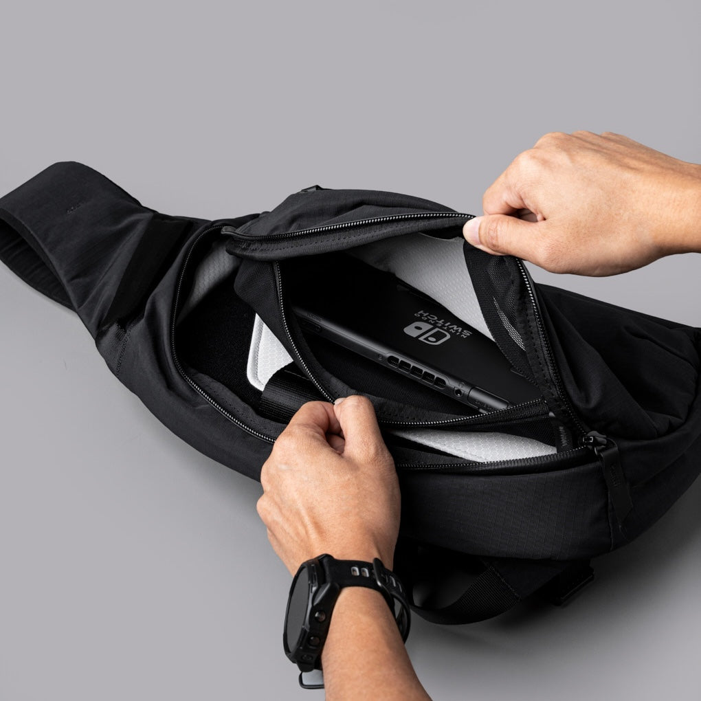 Alpaka Metro Crossbody - Right Shoulder - Black Axoflux
