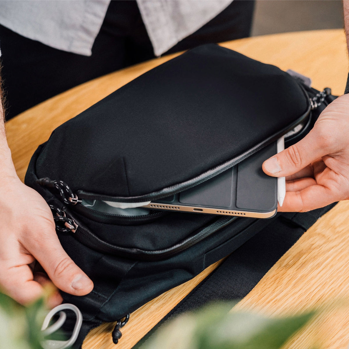 Orbitkey Urban Sling Plus (6L) - Black