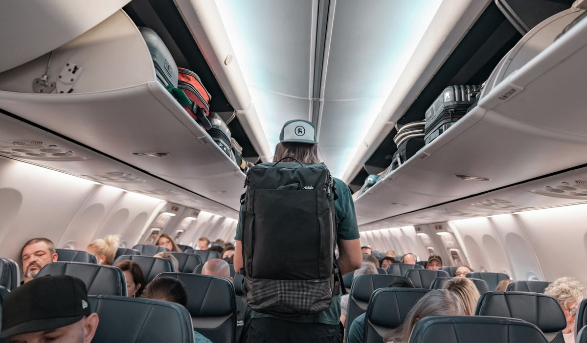 En guide til alle reglerne for håndbagage | Hvad må man have med i håndbagagen | Hvor stor må håndbagagen være (mål og vægt) | Hvad er reglerne for væsker i håndbagage