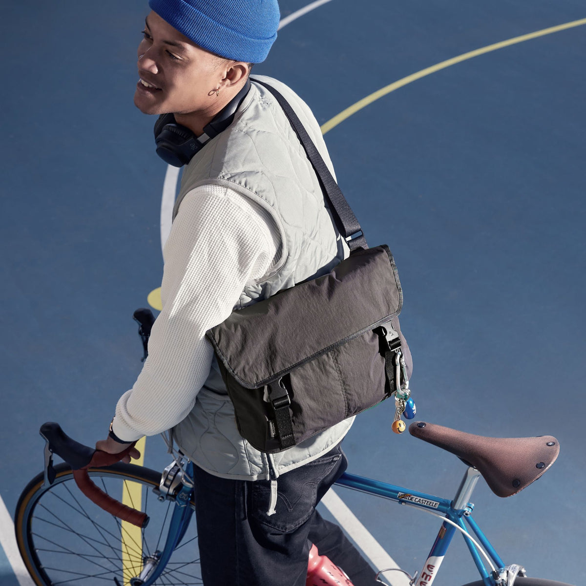 Bellroy Cinch Messenger - 12L - Lifestyle
