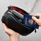 Bellroy Venture Travel Crossbody Jet Black (Leather Free) livsstilsbillede