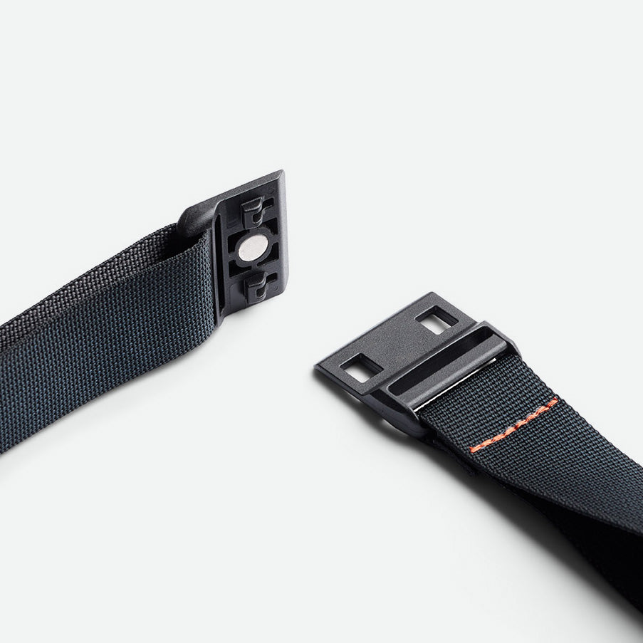 Bellroy Lite Sling Black (Leather Free) magnetisk spænde på skulderstrop